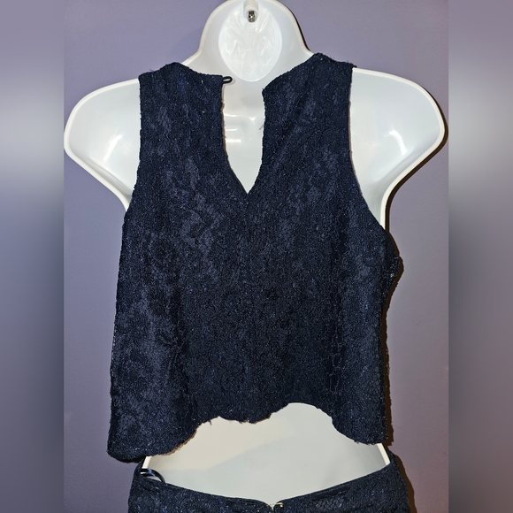 Two-piece Lulu's lace cropped skirt set in Navy Blue - Picture 5 of 16
